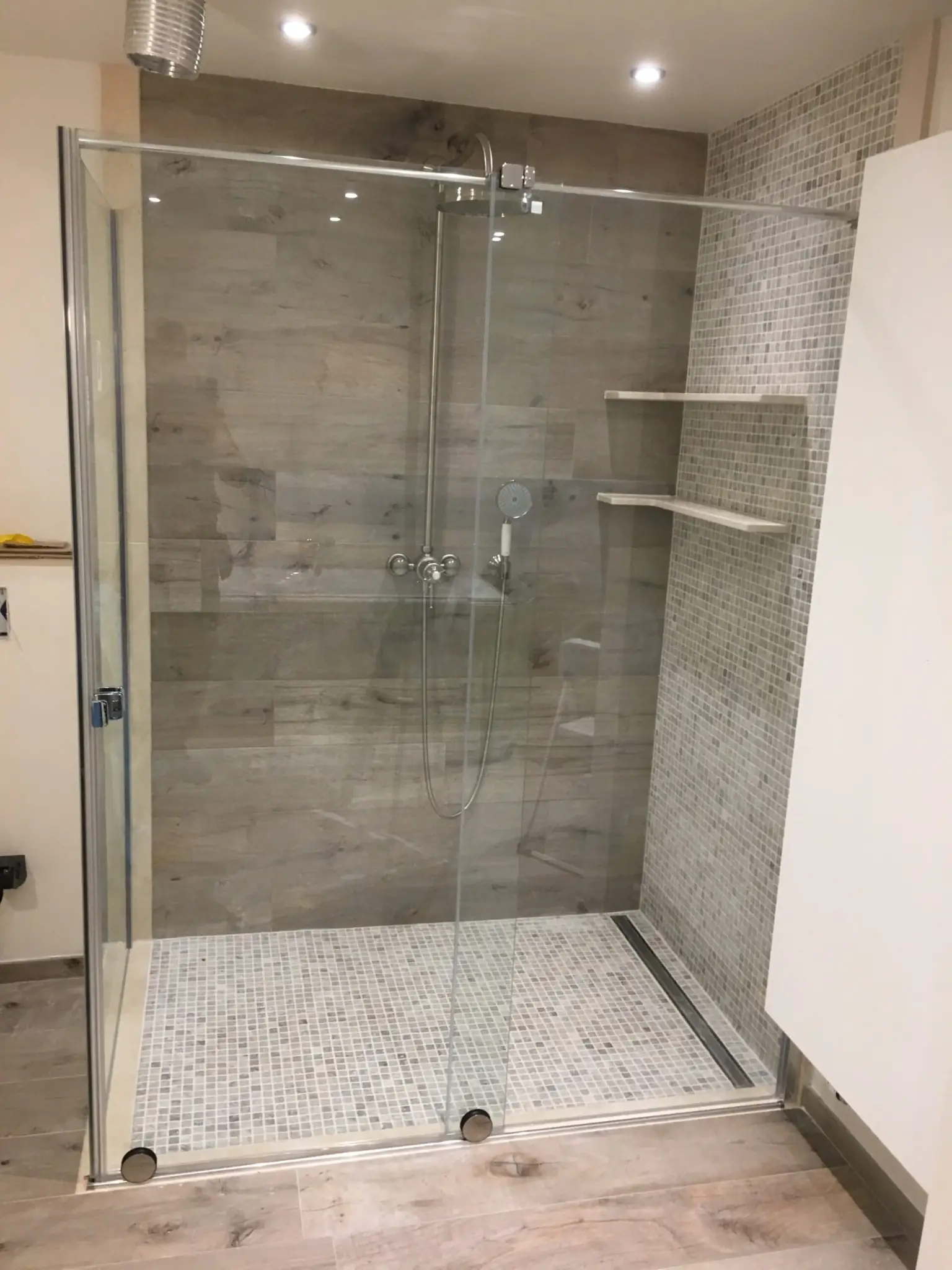 Paroi de douche en verre transparent