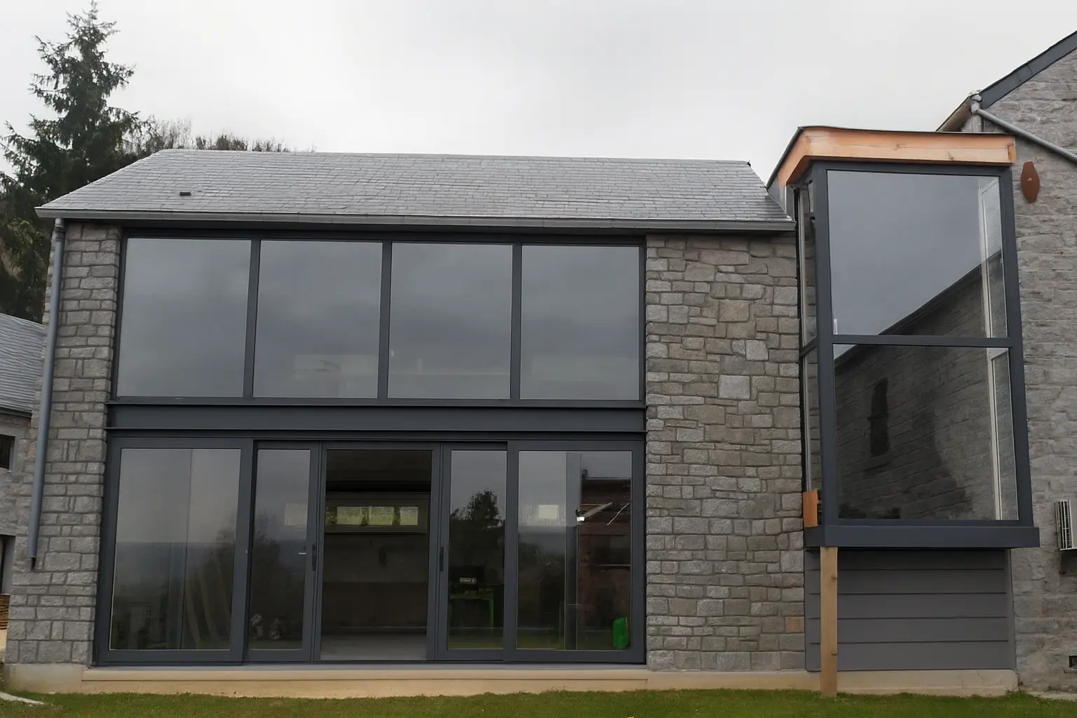 Grand ensemble de châssis PVC en Wallonie