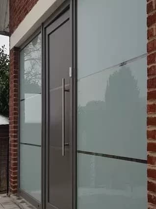Porte extérieure avec châssis PVC