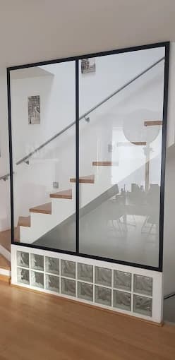 Paroi en verre lumineuse avec finition soignée