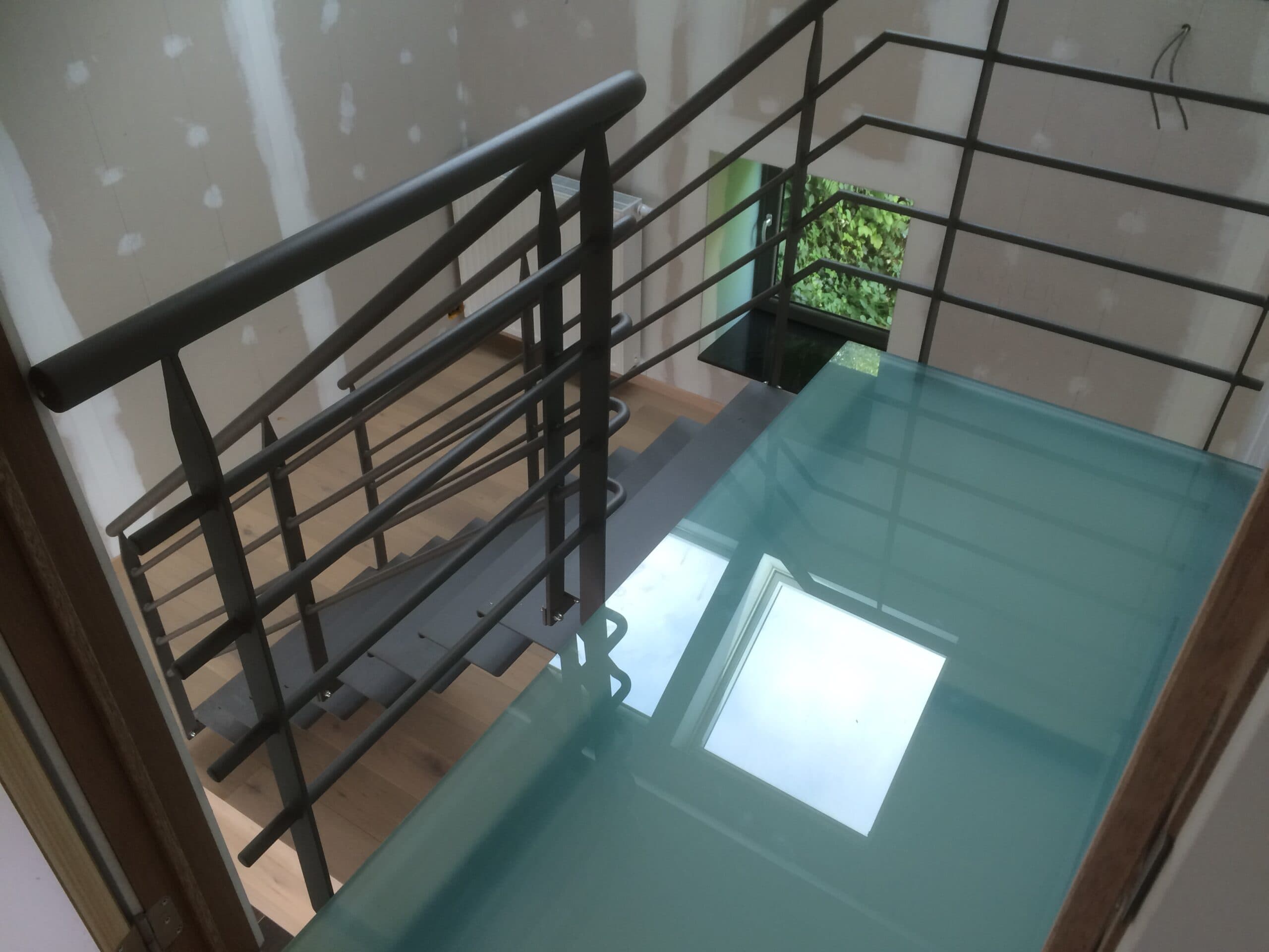 Passerelle intérieure en verre sécurisé