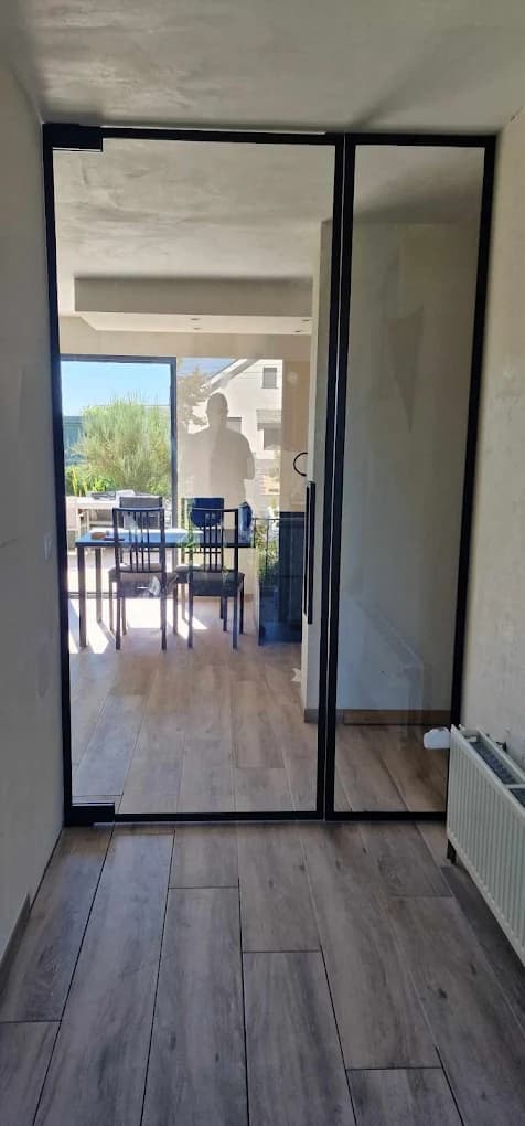 Porte en verre avec profils métalliques noirs