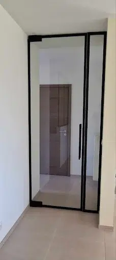 Porte d’entrée vitrée de style industriel