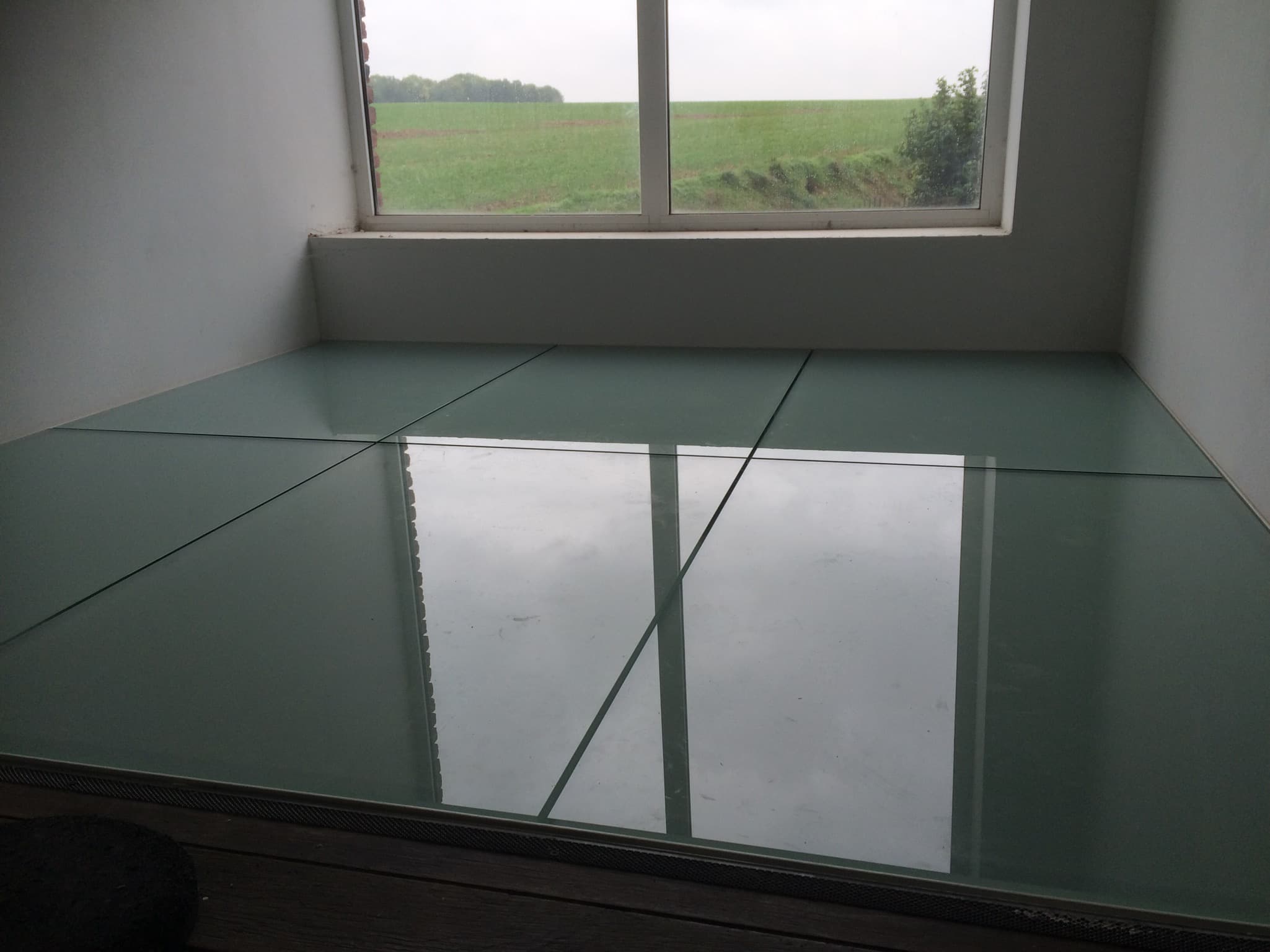 Plancher vitré sécurisé intégré dans une habitation Plancher vitré sécurisé intégré dans une habitation