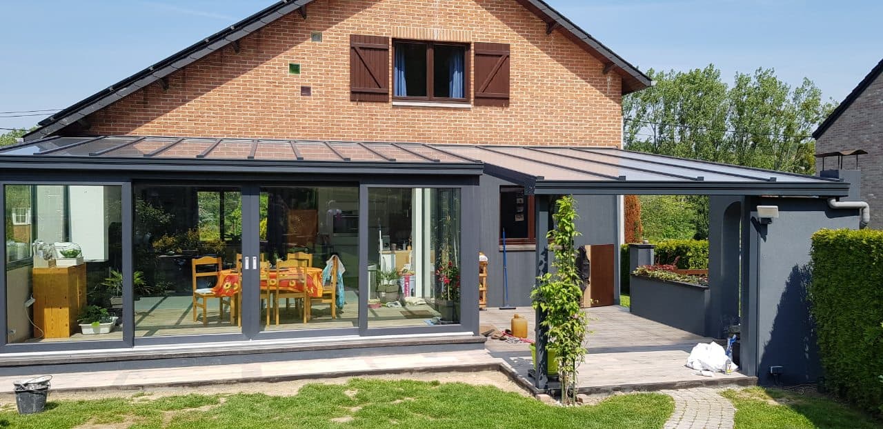Véranda vitrée lumineuse réalisée sur mesure Véranda vitrée lumineuse réalisée sur mesure