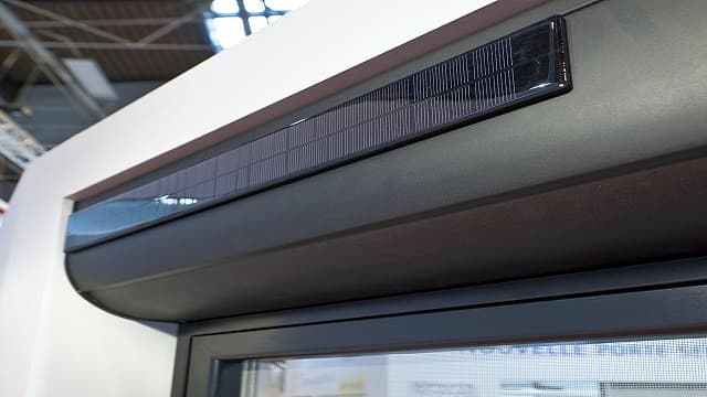 Volet roulant solaire installé sur une fenêtre