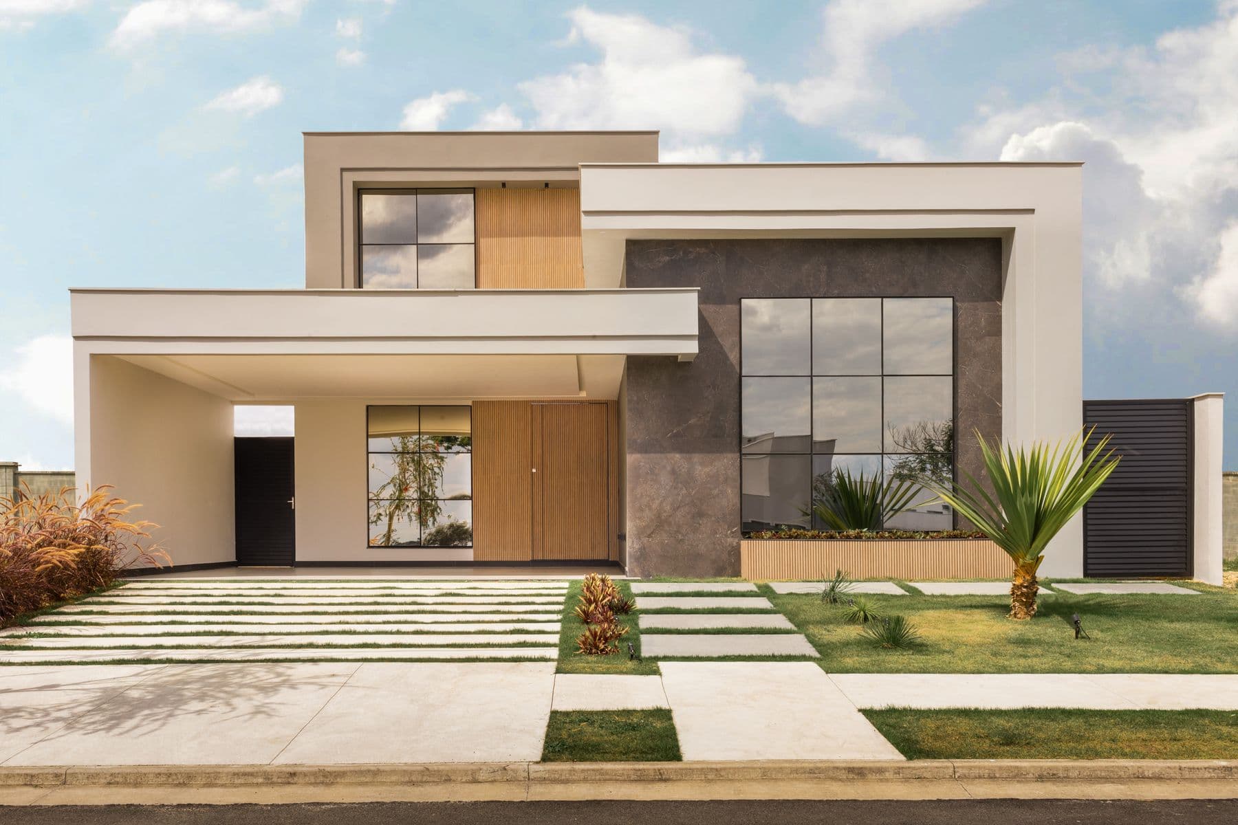 Façade contemporaine avec grands châssis aluminium noirs