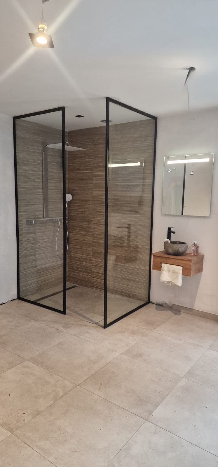 Douche en verre sur mesure à Anderlues — résultat après l’intervention de Vitrerie RF