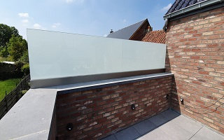 Pourquoi faut-il faire installer un pare-vent, un coupe-vent ou un brise-vue à votre terrasse ?