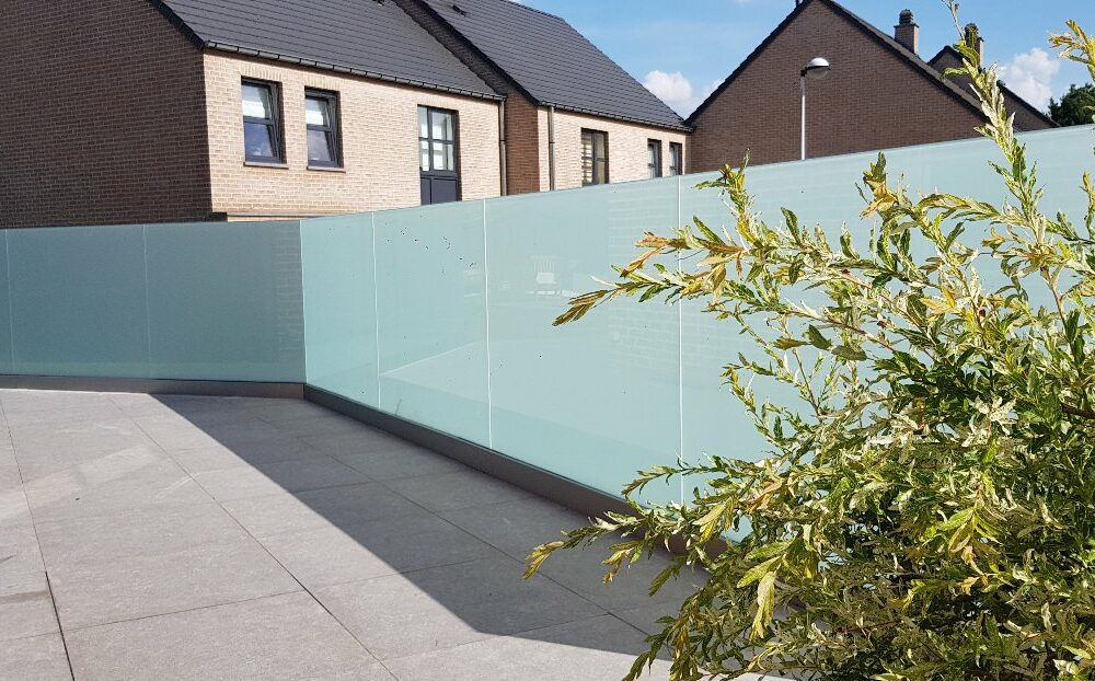 Coupe-vent en verre sur mesure – protection et transparence en Wallonie