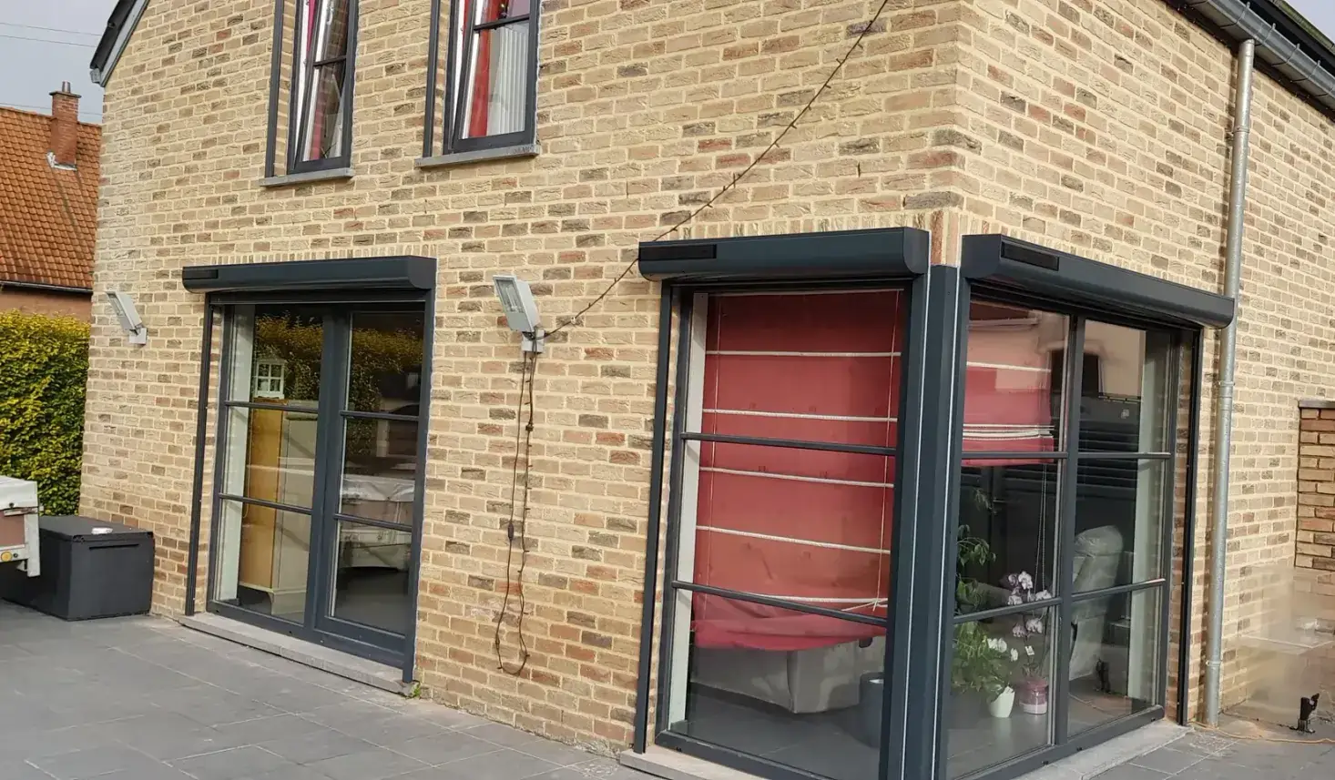 Pose de châssis PVC avec vitrages performants