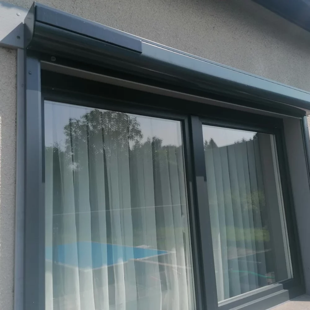 Volet solaire posé sur fenêtre avec vitrage isolant