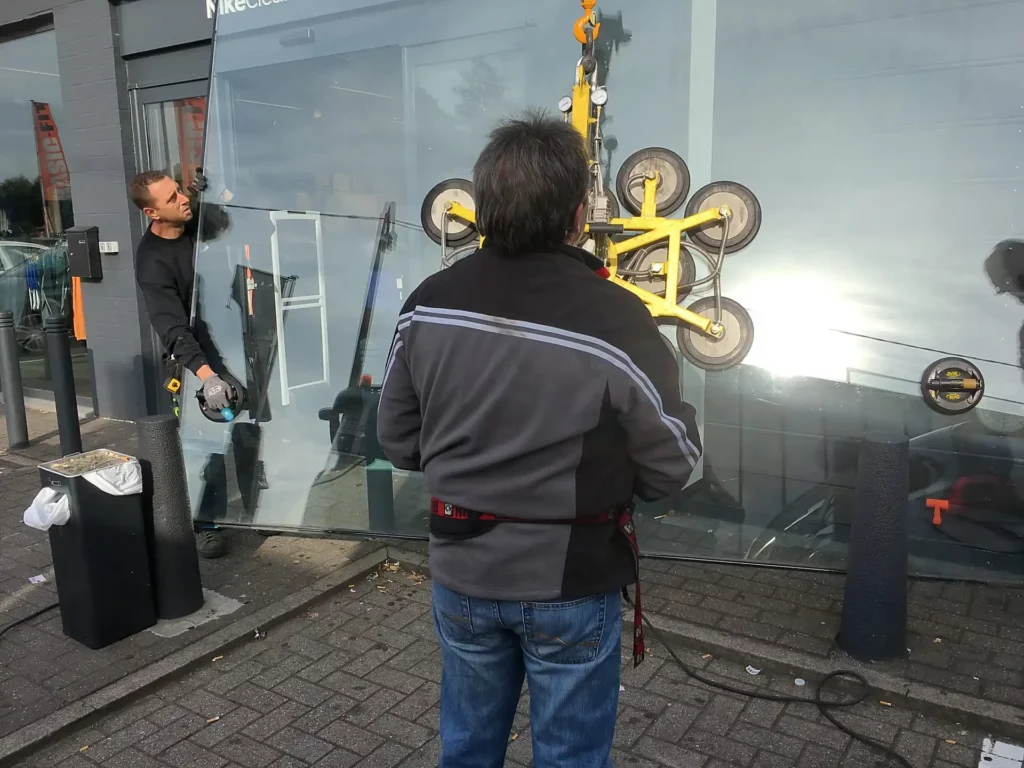 Remplacement de vitrage par des professionnels avec ventouse de levage.