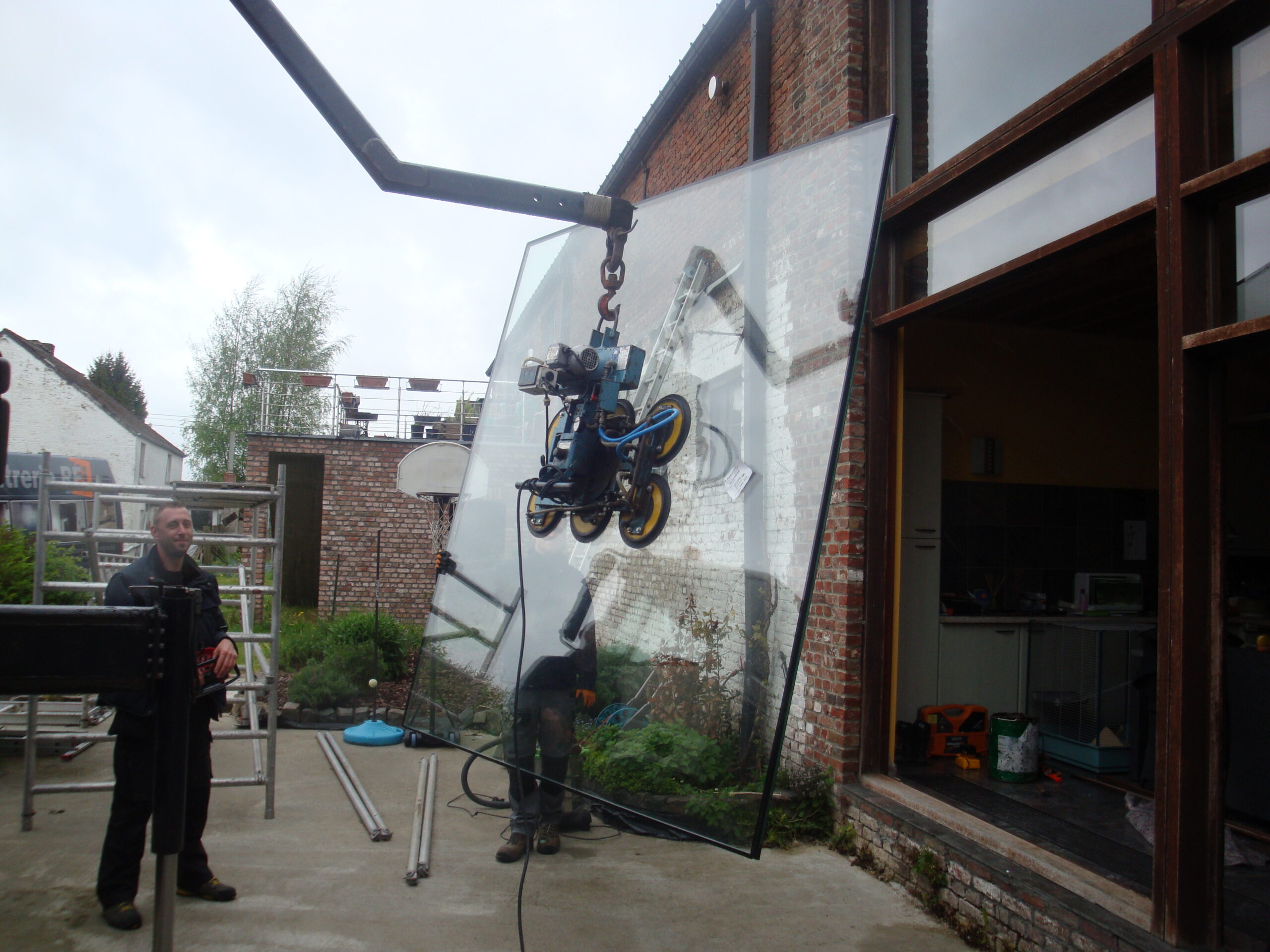 Remplacement de vitrage double à la grue pour améliorer l’isolation.